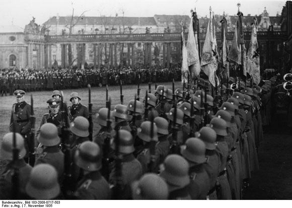 Flaggenhissung und Rekrutenvereidigung in Berlin (7. November 1935)